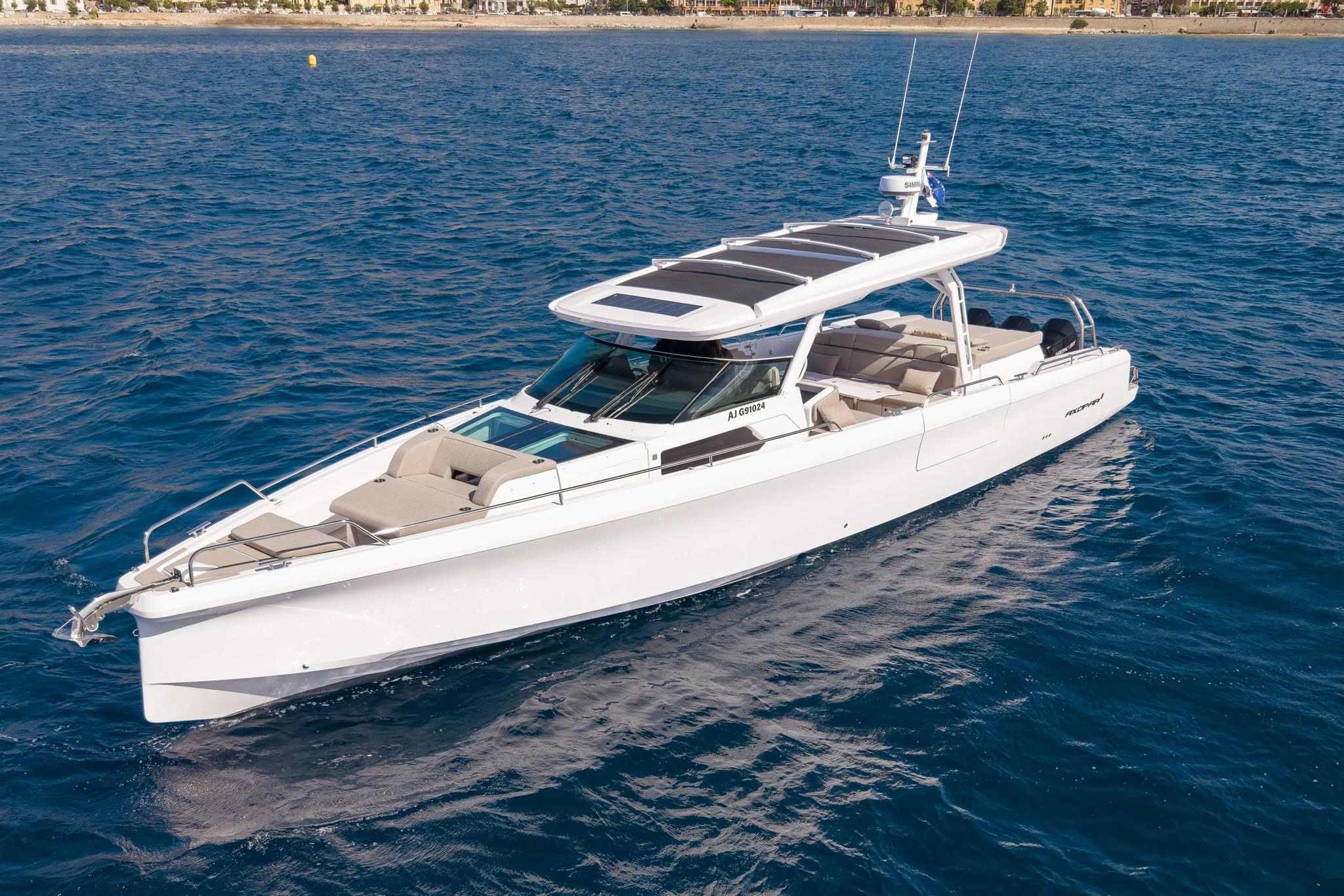 Yacht blanc de luxe amarré en mer disponible à la location dans une baie côtière