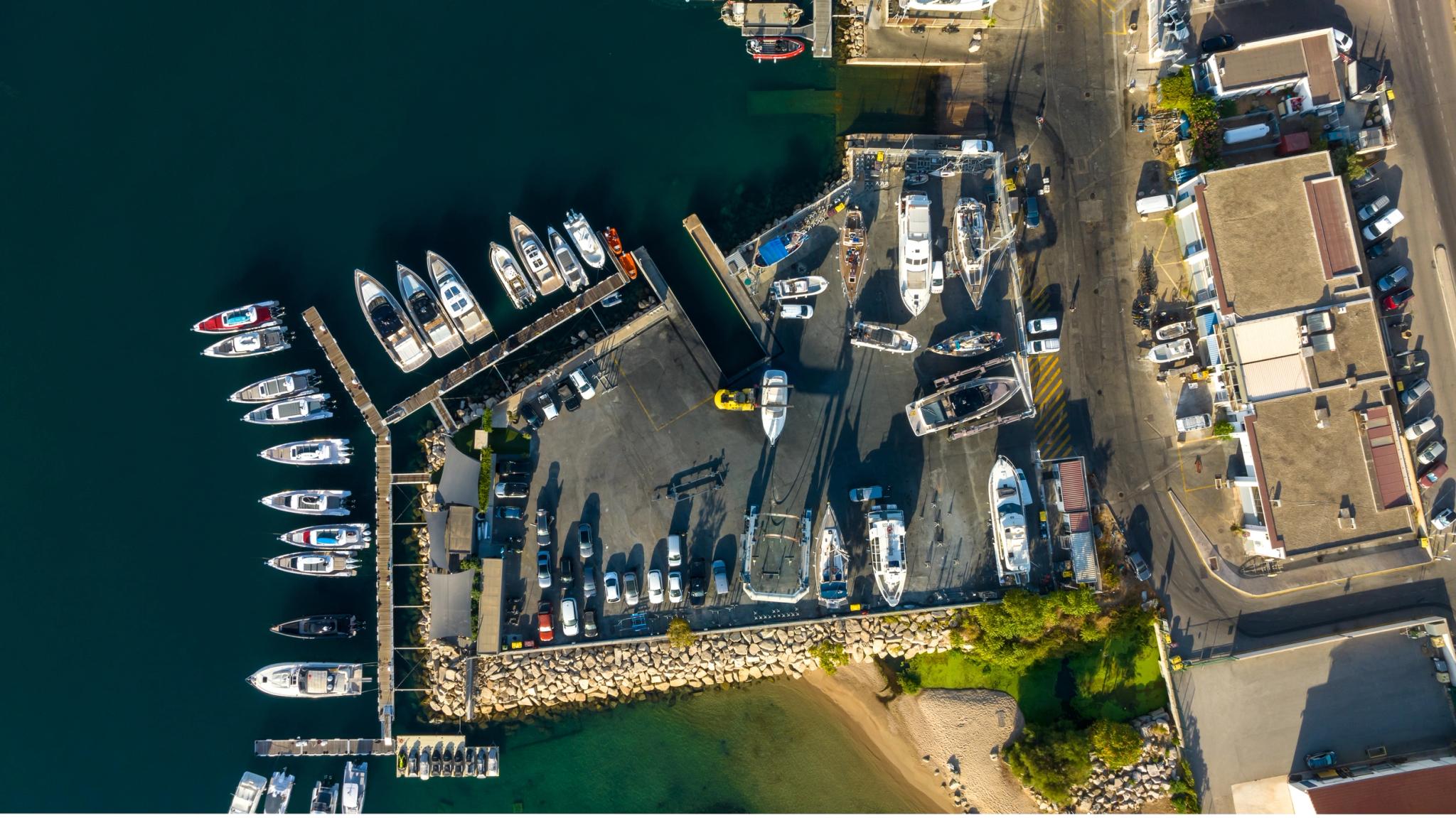 Vue aérienne d'un chantier naval avec bateaux amarrés aux quais